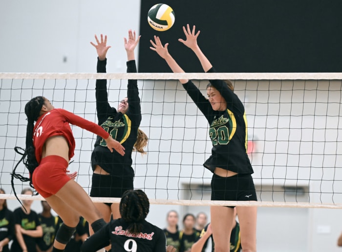Double Mira Costa block of Erin Inskeep (11) and Bryn Shankle (20). Photo: Heston Quan